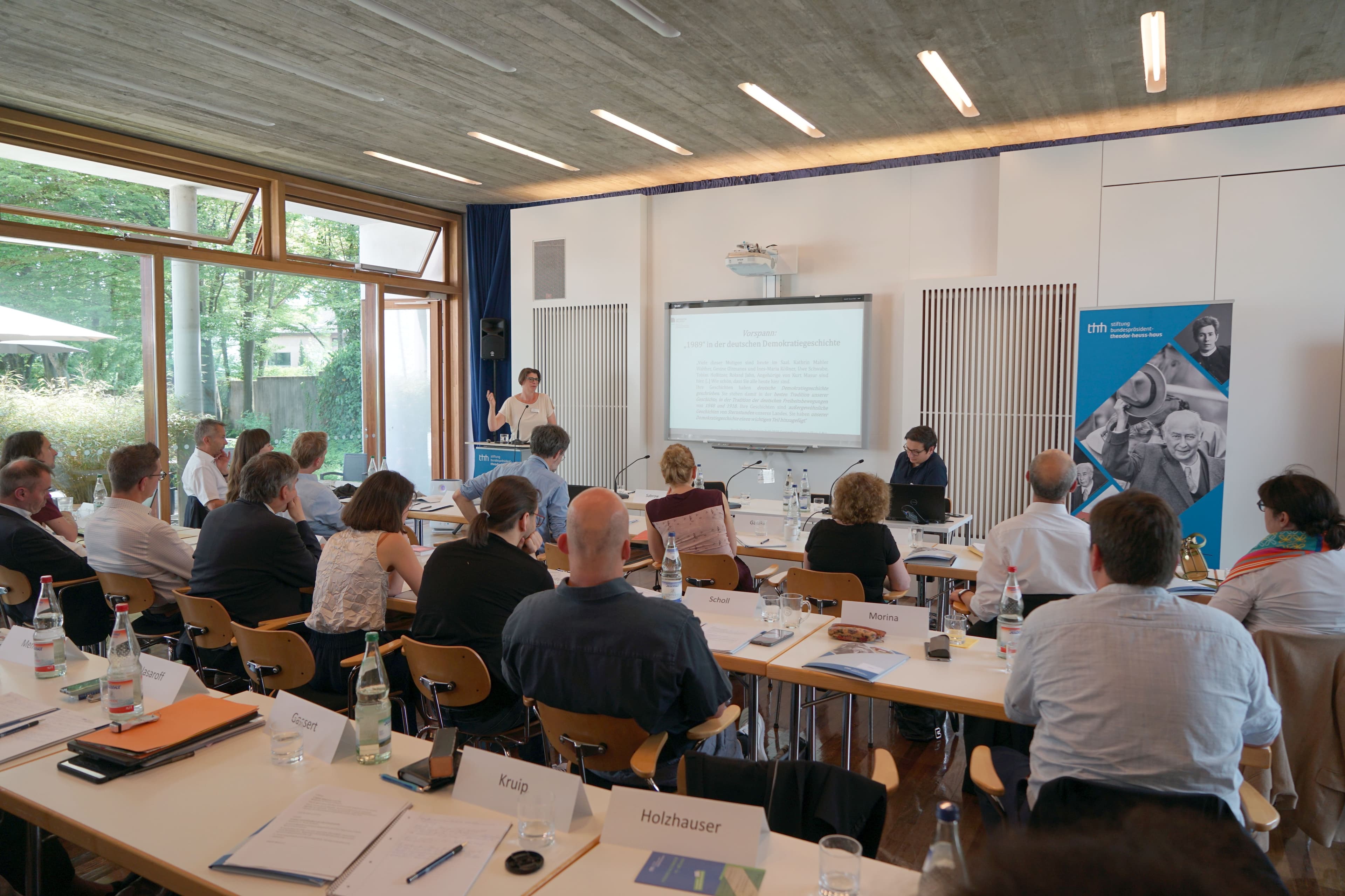 Vortrag durch eine Frau und einige interessierte Zuhörer in einem Konferenzraum