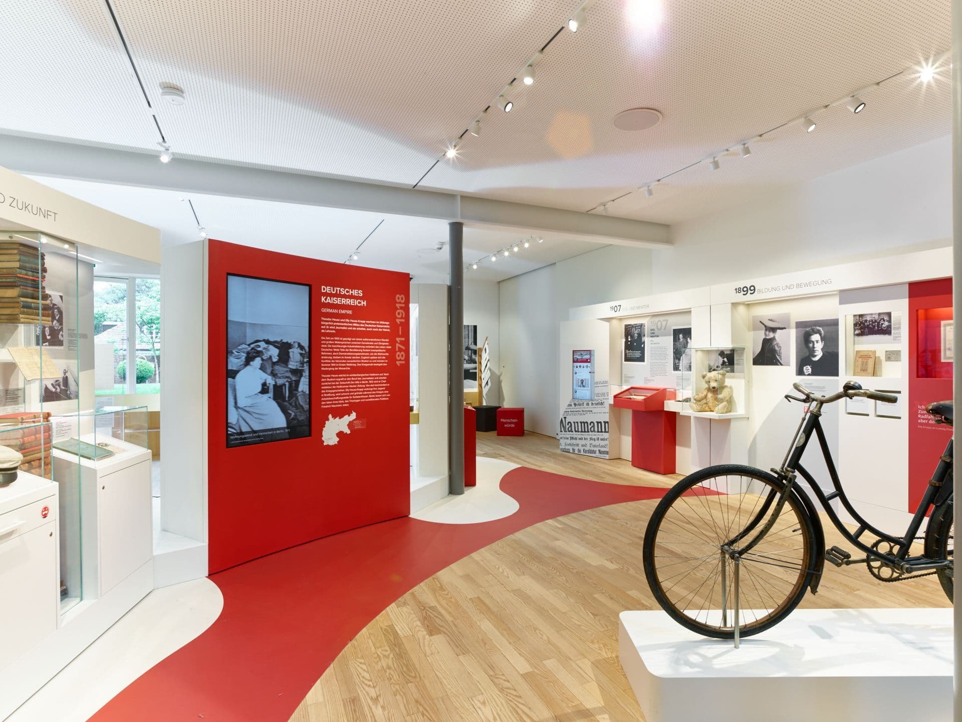 Fahrrad in einem Ausstellungsraum.