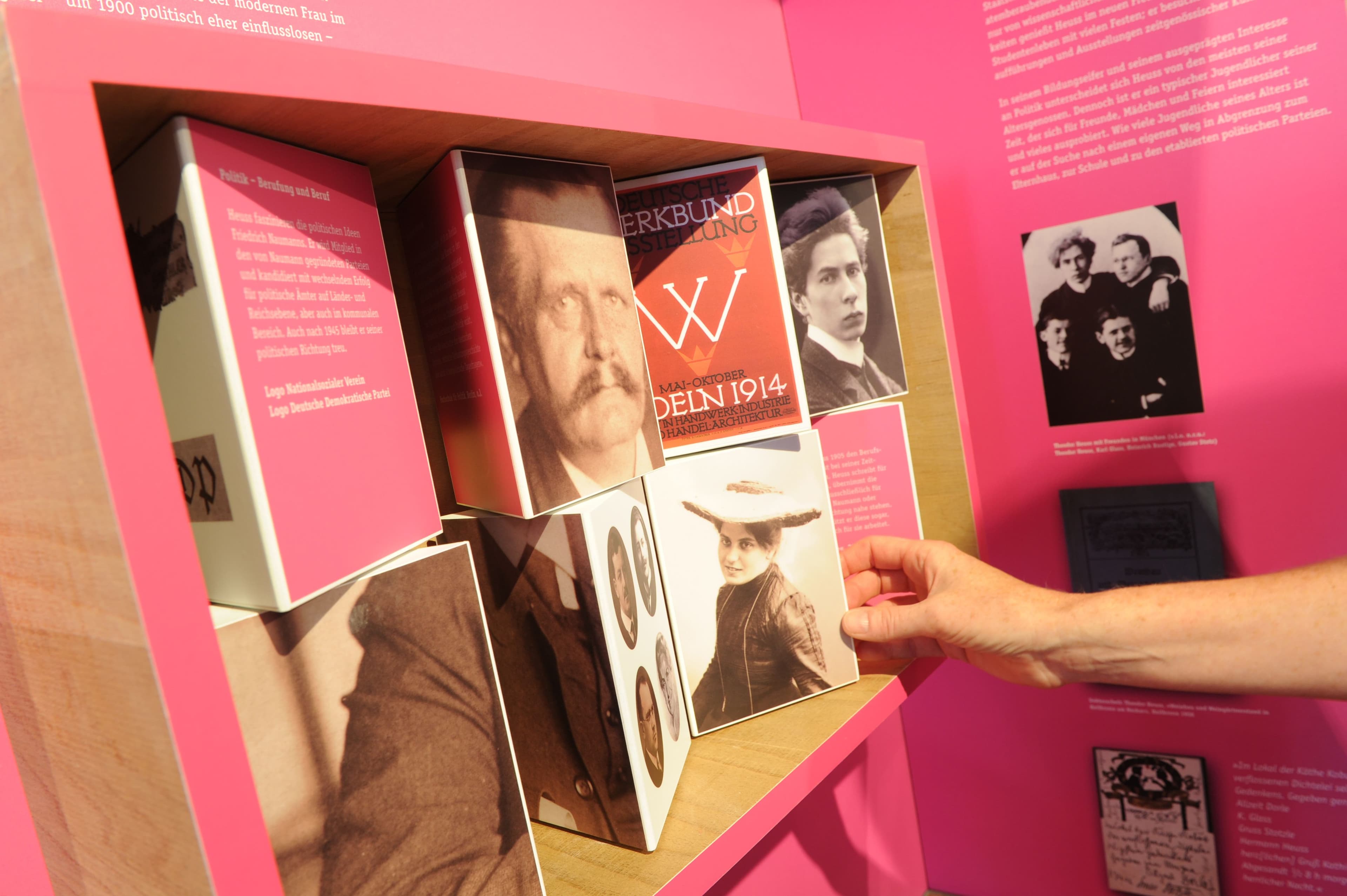 Ein interaktives analoges Ausstellungsstück mit Buchcovern, Portraits und Informationen.