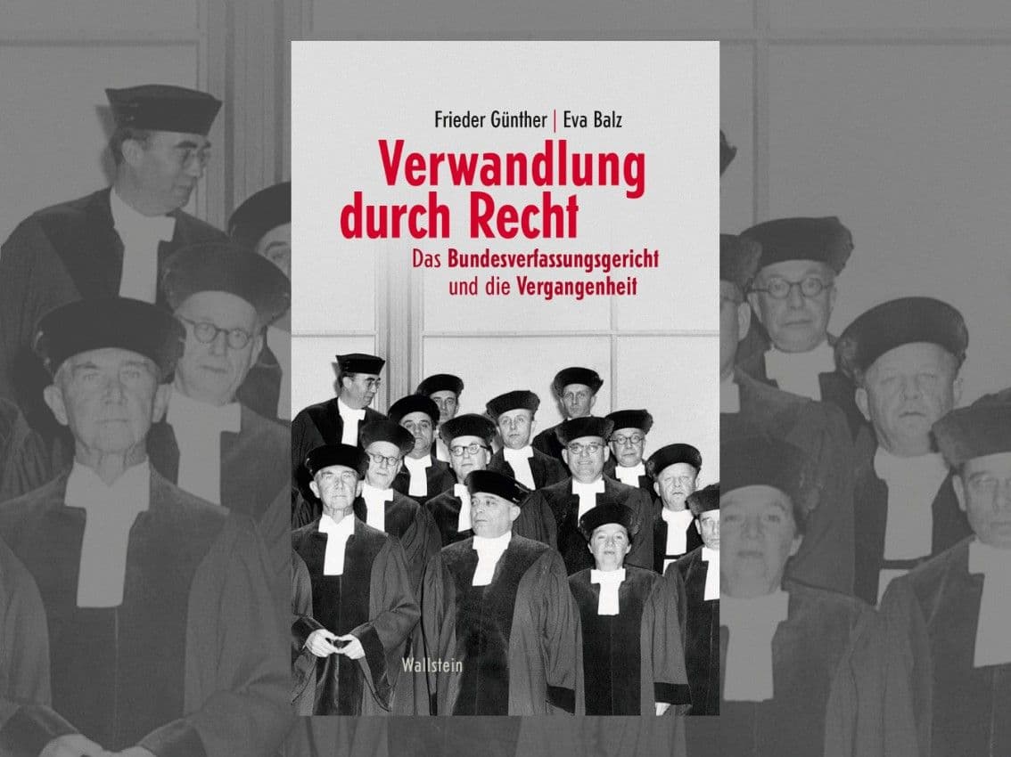 Buchcover "Verwandlung durch Recht" mit Richtern in Robe