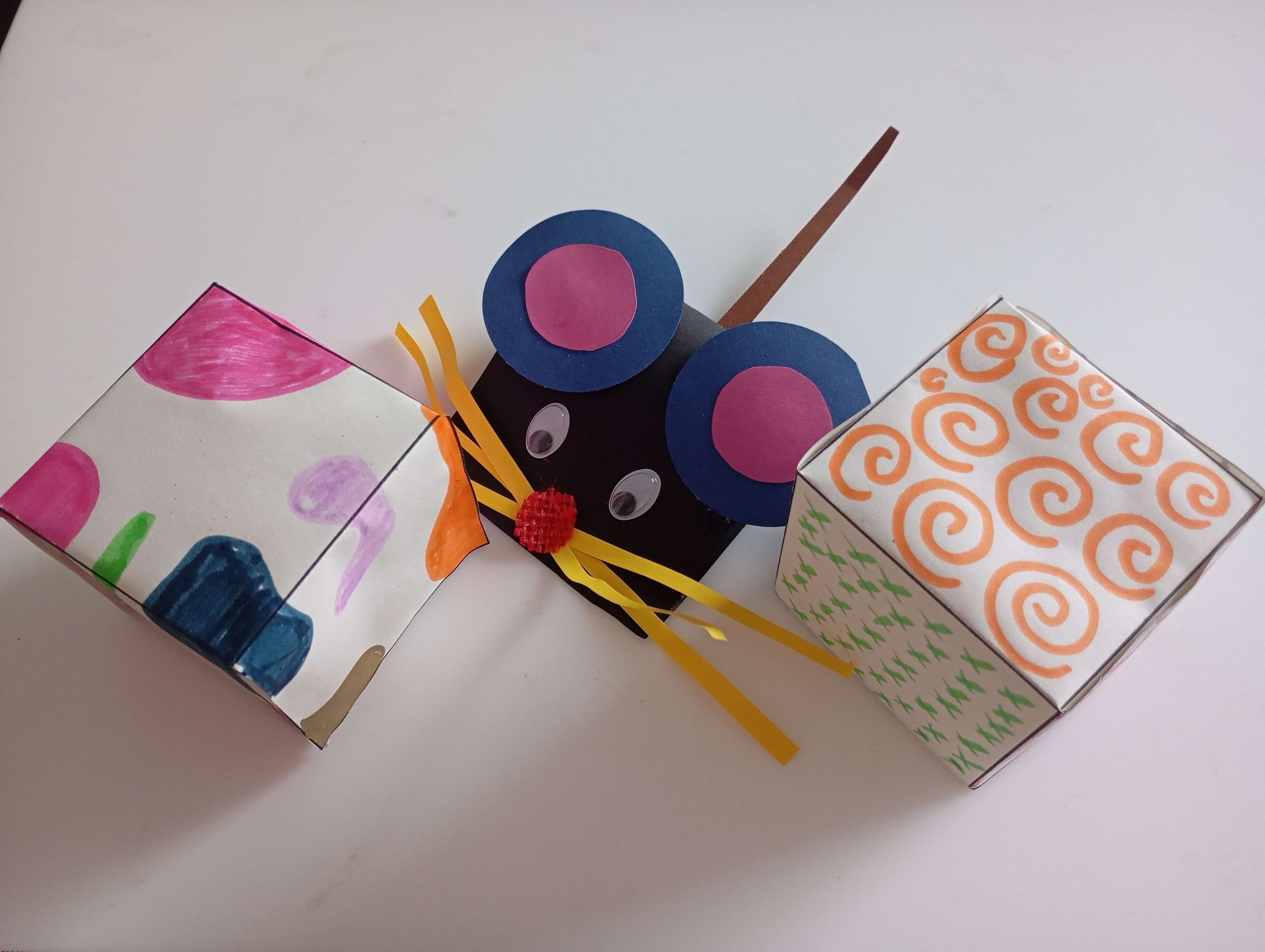 Gebastelte Würfel und eine Maus.