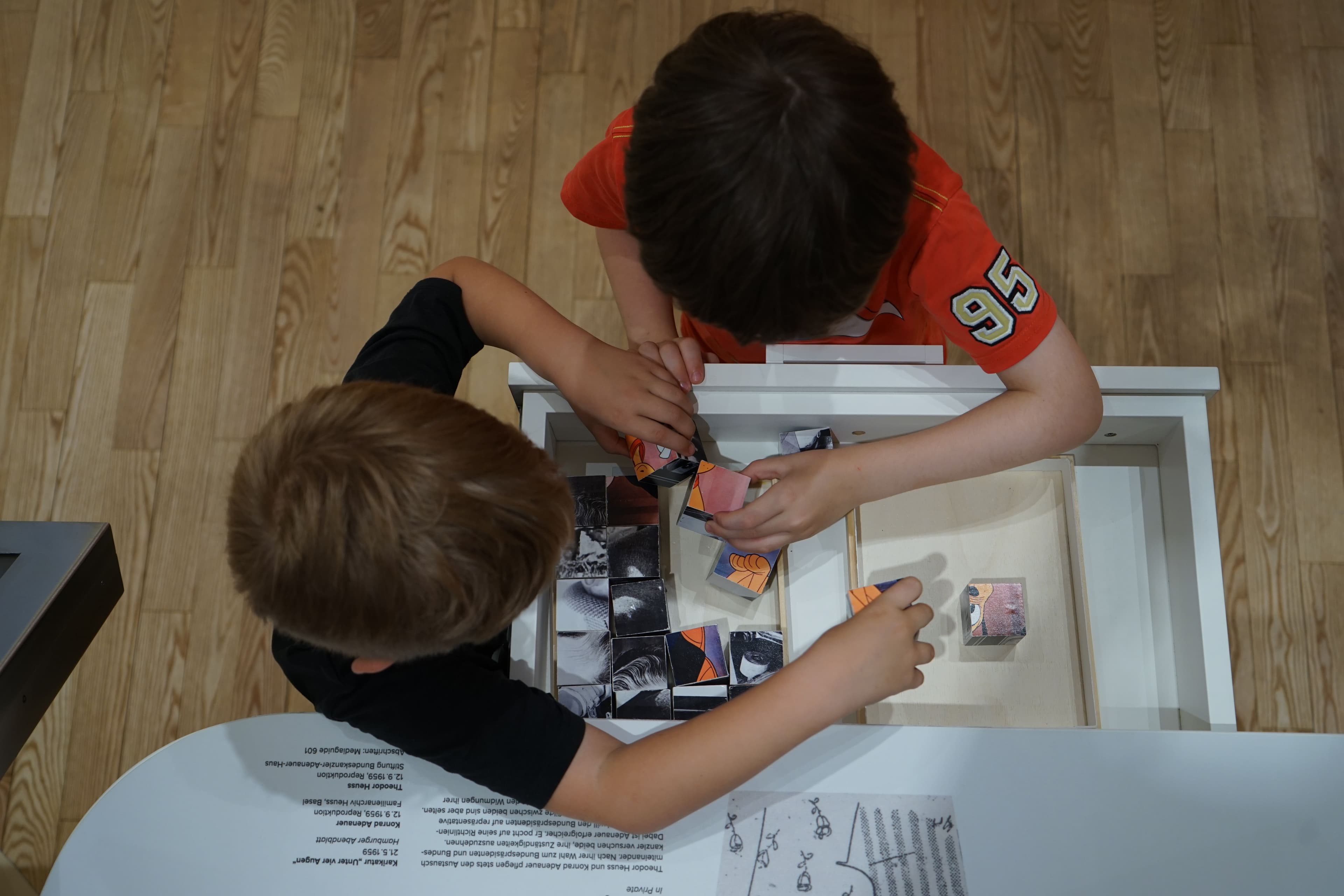 Zwei Kinder spielen mit einem Puzzle