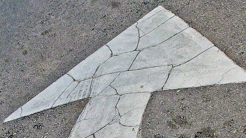 Pfeil auf dem Asphalt