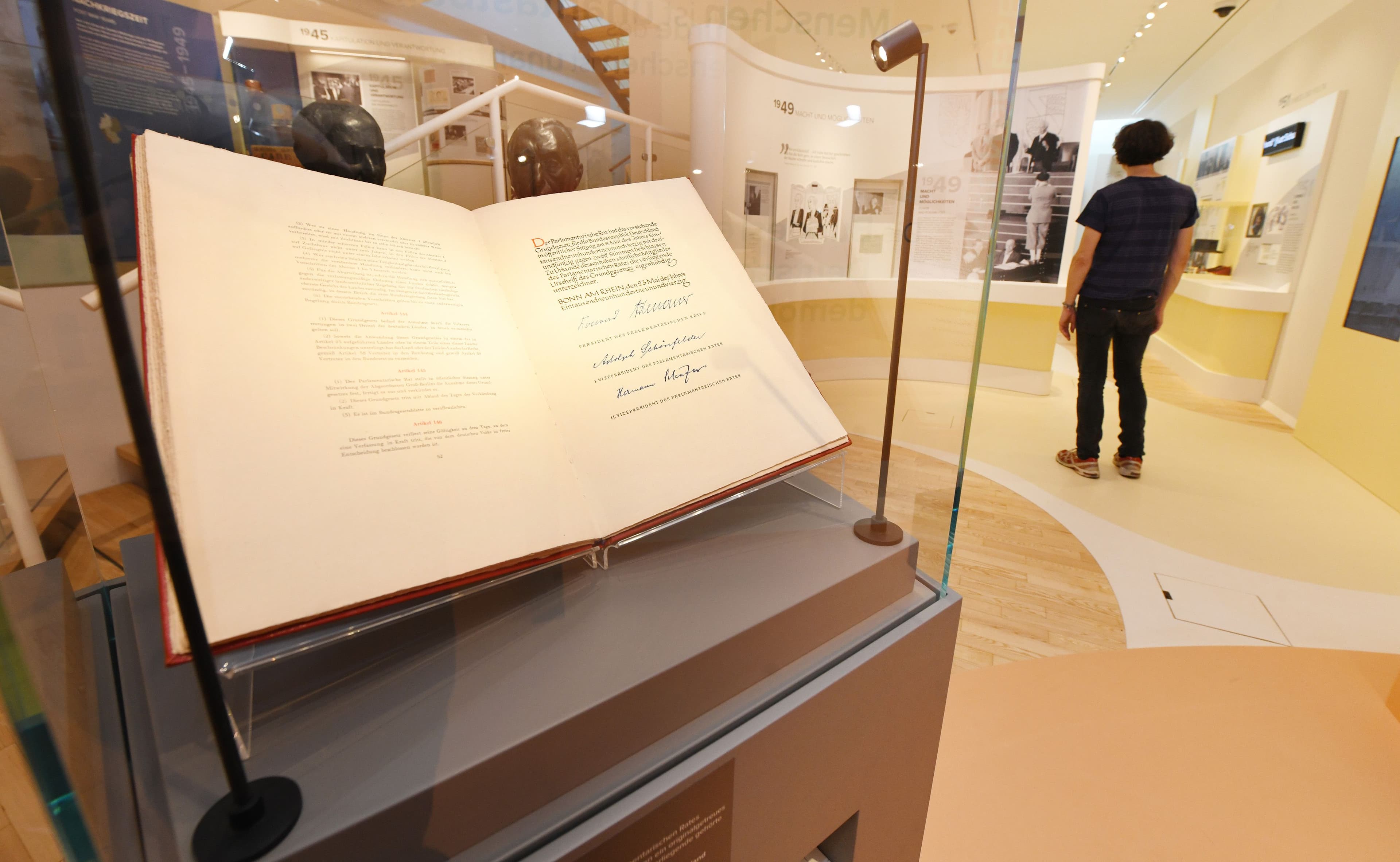 Vitrine in der Ausstellung mit dem Exemplar des Grundgesetzes von Theodor Heuss.