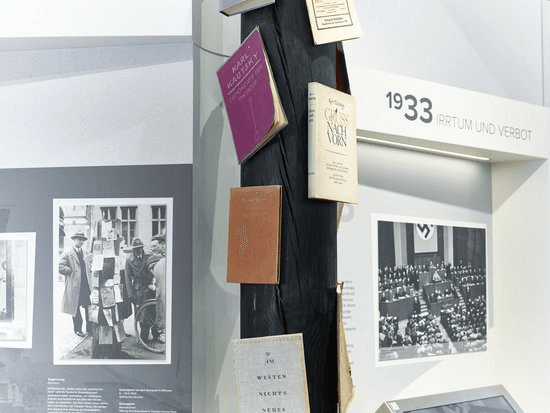 Blick in die Ausstellung: "Schandpfahl" mit verfemten Büchern