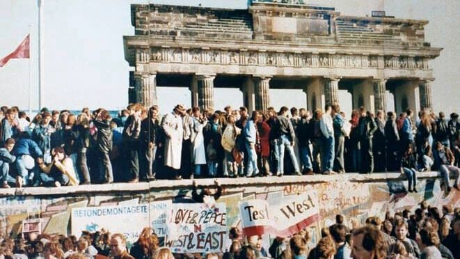 West- und Ostdeutsche am Brandenburger Tor im Jahr 1989