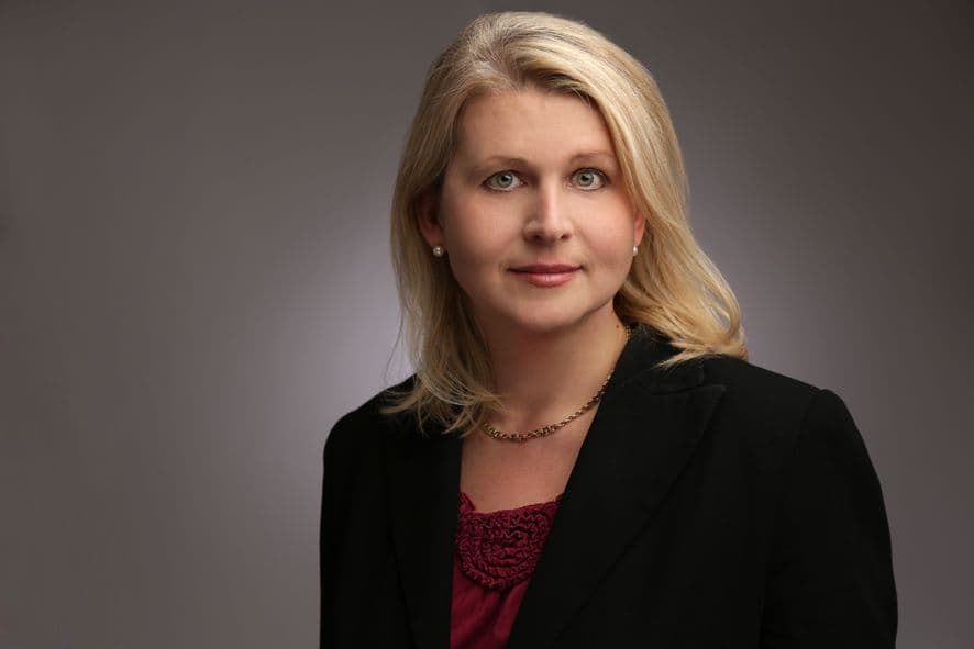 Porträtfoto von Elke Seefried. Eine Frau mit einem schwarzen Blazer.
