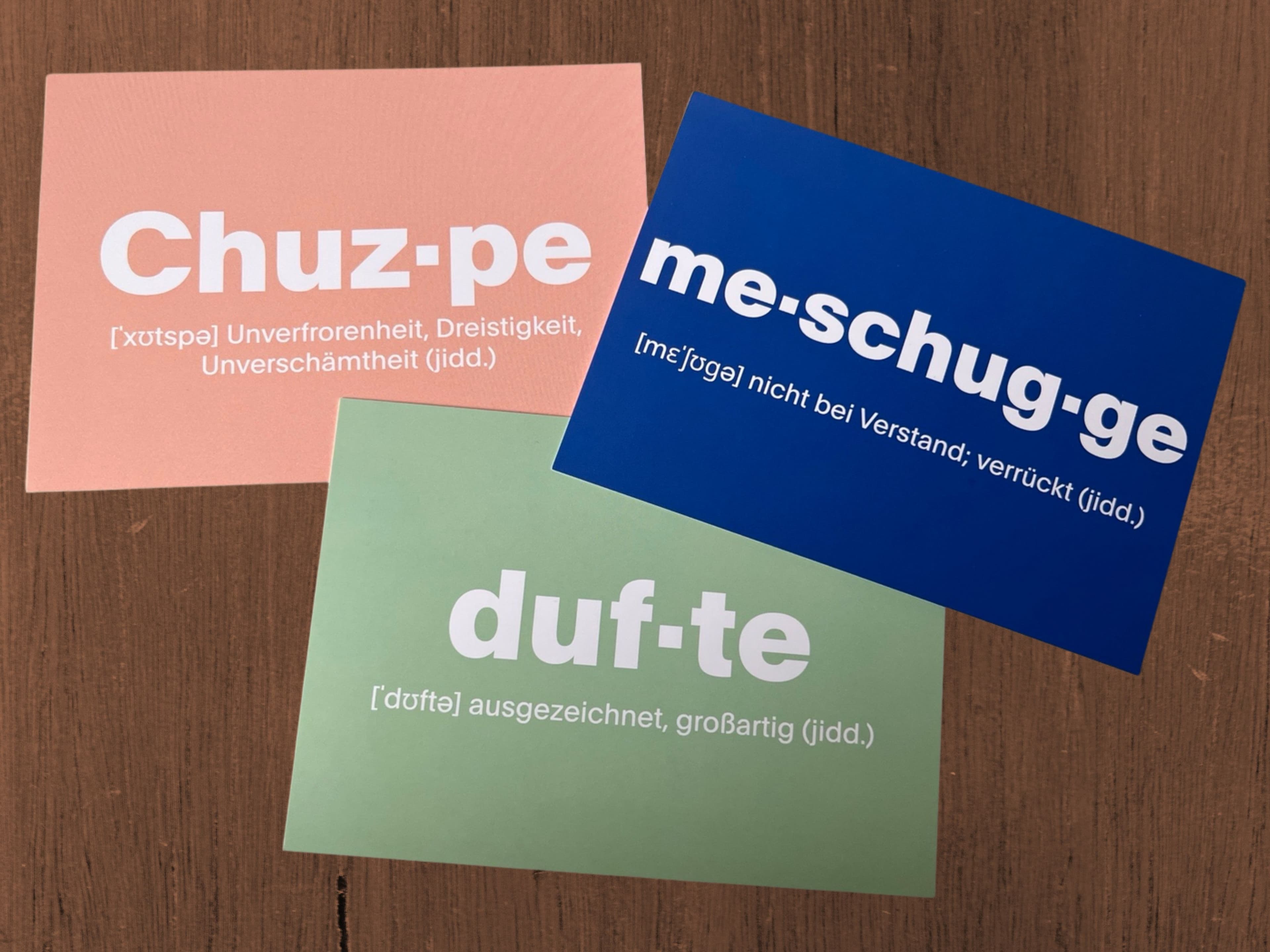 Drei Karten mit den jiddischen Begriffen "Chuzpe", "dufte" und "meschugge"