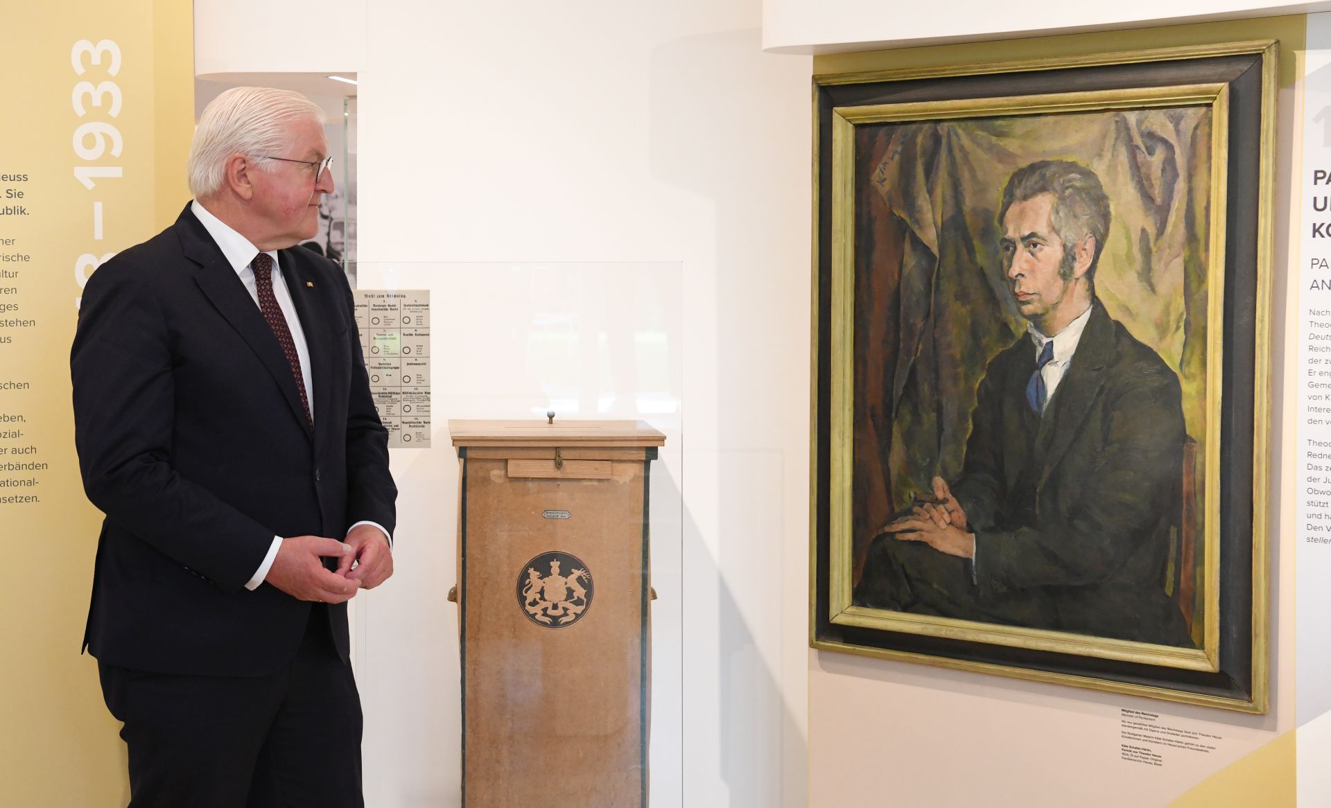 Bundespräsident Steinmeier blickt auf ein Porträt von Theodor Heuss.