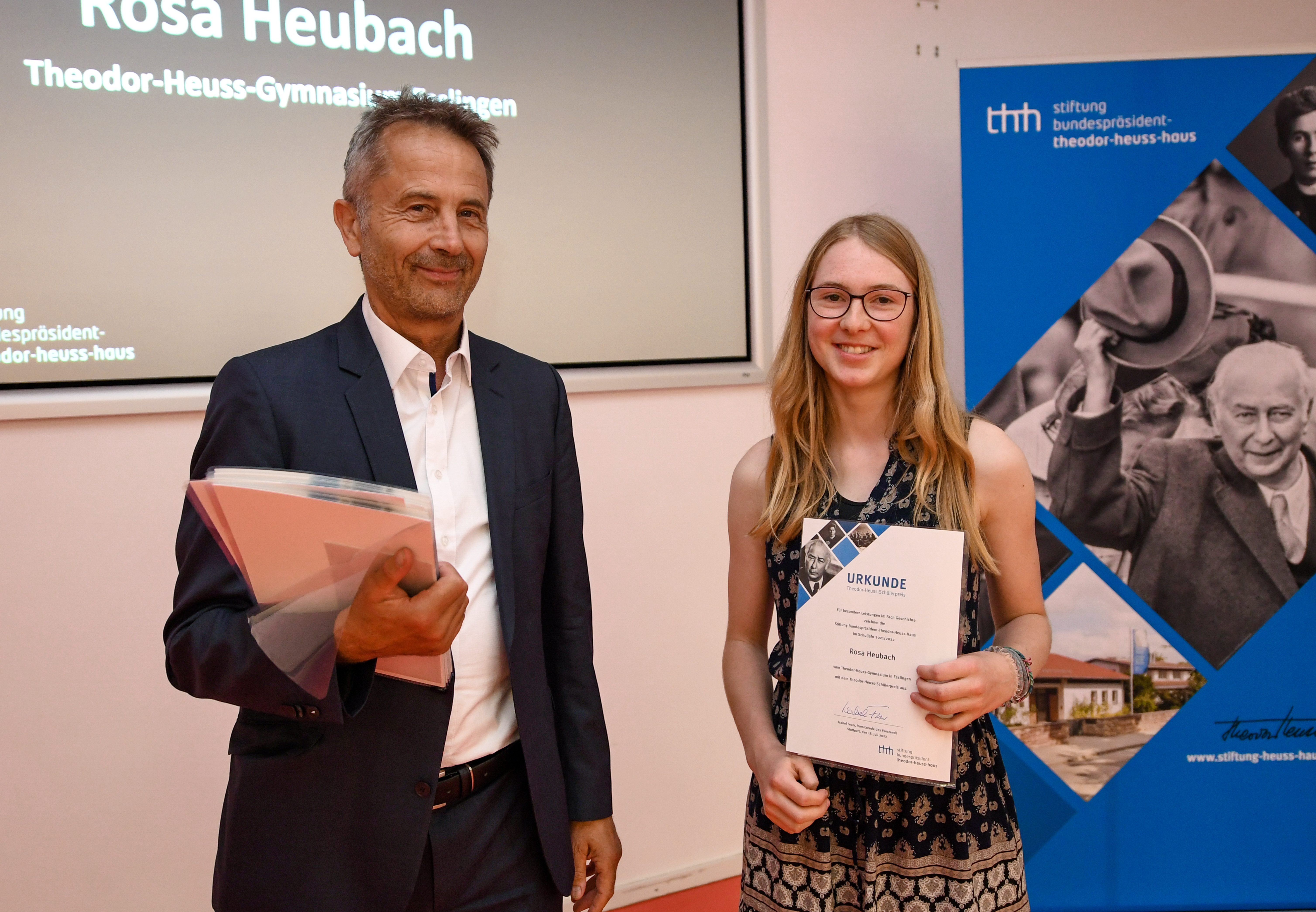 Mädchen mit Urkunde neben dem Geschäftsführer der Stiftung Bundespräsident-Theodor-Heuss-Haus