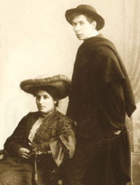 Portraitfotografie der sitzenden Elly Knapp und des daneben stehenden Theodor Heuss